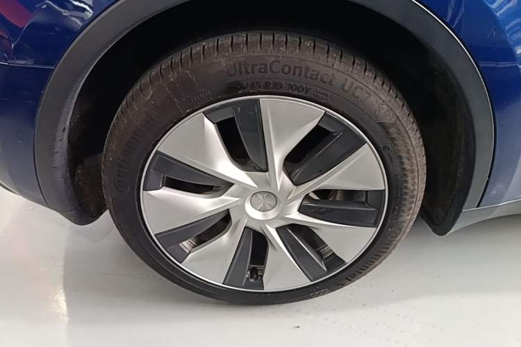 Used Tesla Model Y 2021 Long-Range All-Wheel-Drive Version Right Rear Wheel Hub