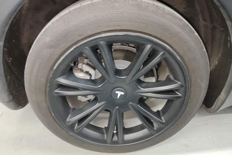 Used Tesla Model Y 2021 Long-Range All-Wheel-Drive Version 3D7 Right Rear Wheel Hub