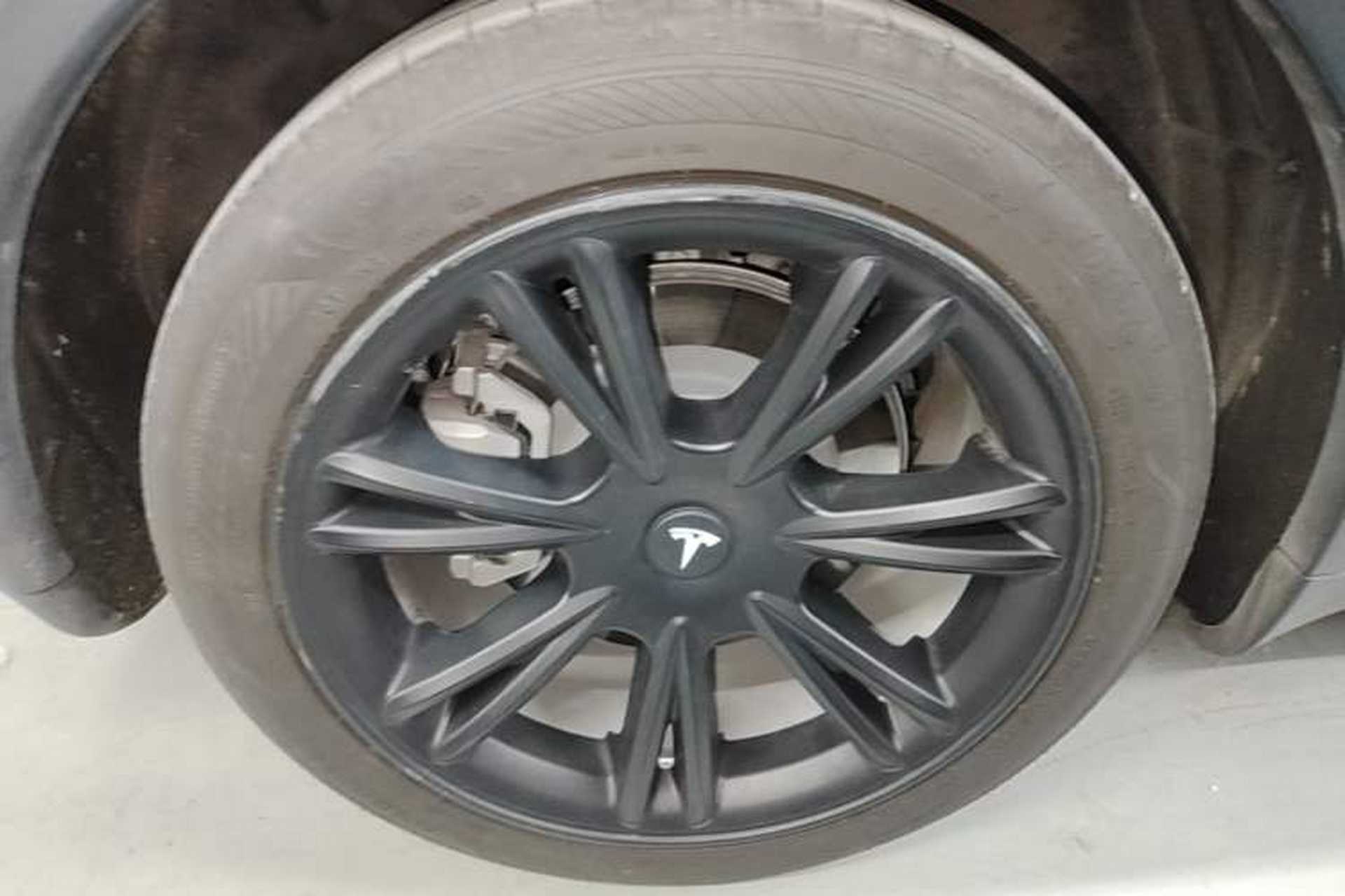 Used Tesla Model Y 2021 Long-Range All-Wheel-Drive Version 3D7 Right Rear Wheel Hub