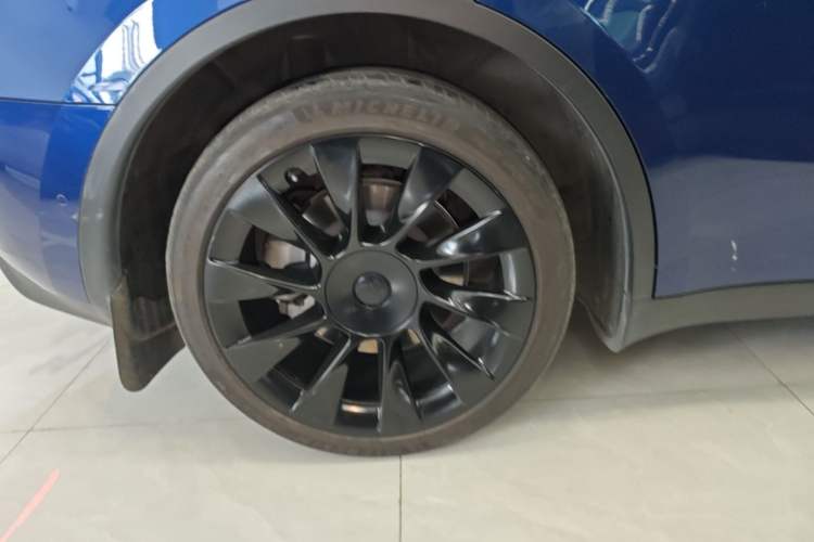 Used Tesla Model Y 2021 Long-Range All-Wheel-Drive Version 3D7 Right Rear Wheel Hub