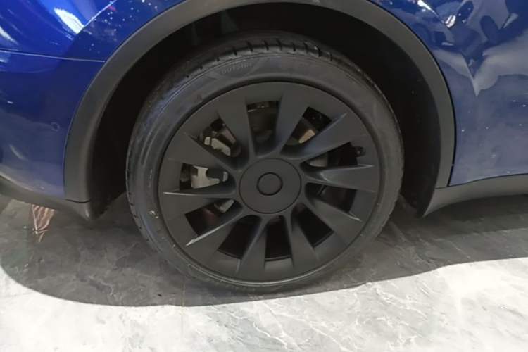 Used Tesla Model Y 2021 Long-Range All-Wheel-Drive Version Right Rear Wheel Hub