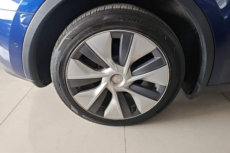 Used Tesla Model Y 2021 Standard Range Rear-Wheel Drive Version Right Rear Wheel Hub