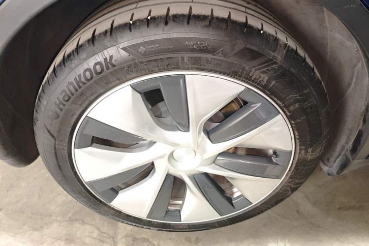 Used Tesla Model Y 2021 Long-Range All-Wheel-Drive Version 3D7 Right Rear Wheel Hub
