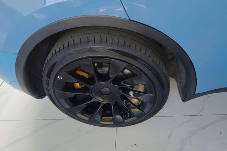 Used Tesla Model Y 2021 Long-Range All-Wheel-Drive Version Right Rear Wheel Hub