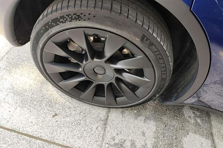 Used Tesla Model Y 2021 Long-Range All-Wheel-Drive Version 3D7 Right Rear Wheel Hub
