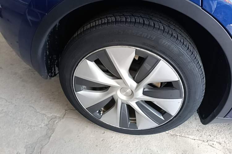 Used Tesla Model Y 2021 Standard Range Rear-Wheel Drive Version Right Rear Wheel Hub
