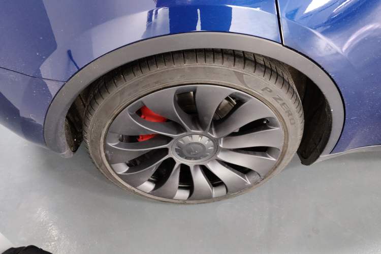Used Tesla Model Y 2021 Performance High-Performance All-Wheel-Drive Version Right Rear Wheel Hub