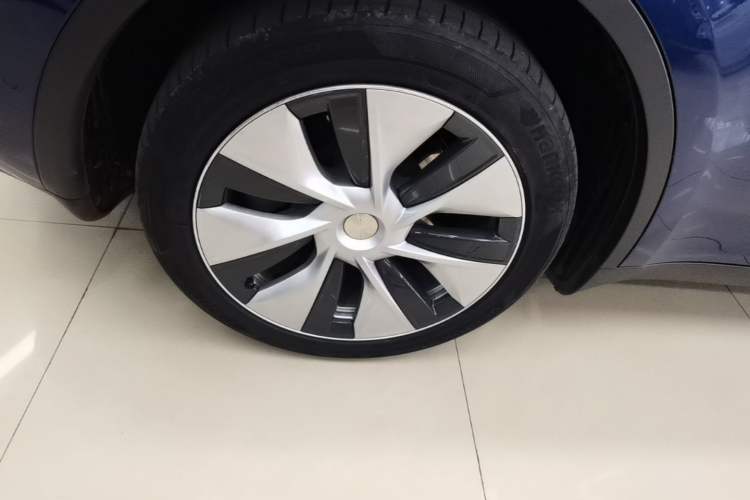 Used Tesla Model Y 2021 Long-Range All-Wheel-Drive Version Right Rear Wheel Hub