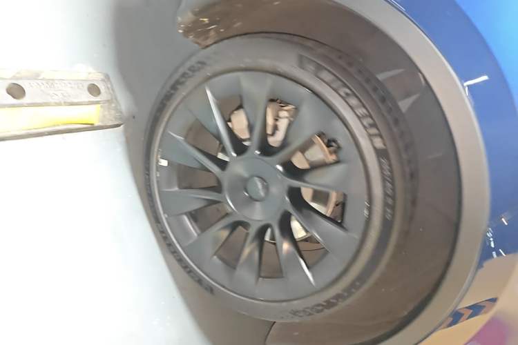 Used Tesla Model Y 2021 Long-Range All-Wheel-Drive Version Right Rear Wheel Hub