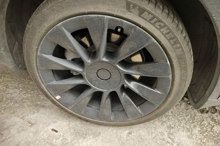 Used Tesla Model Y 2021 Long-Range All-Wheel-Drive Version 3D7 Right Rear Wheel Hub