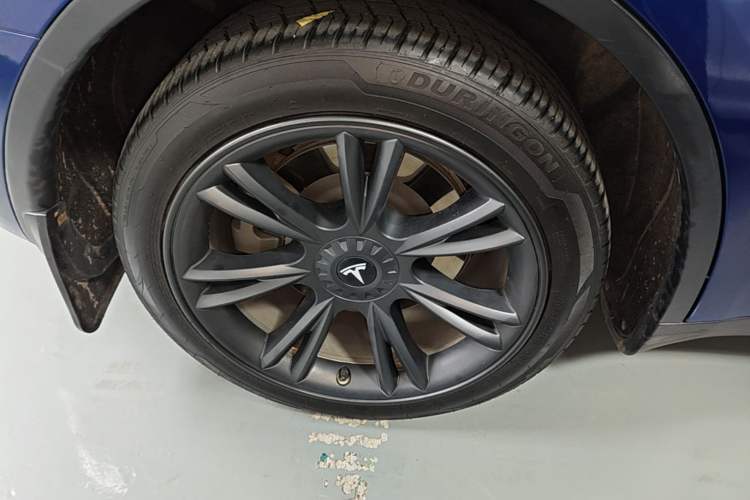 Used Tesla Model Y 2021 Standard Range Rear-Wheel Drive Version Right Rear Wheel Hub