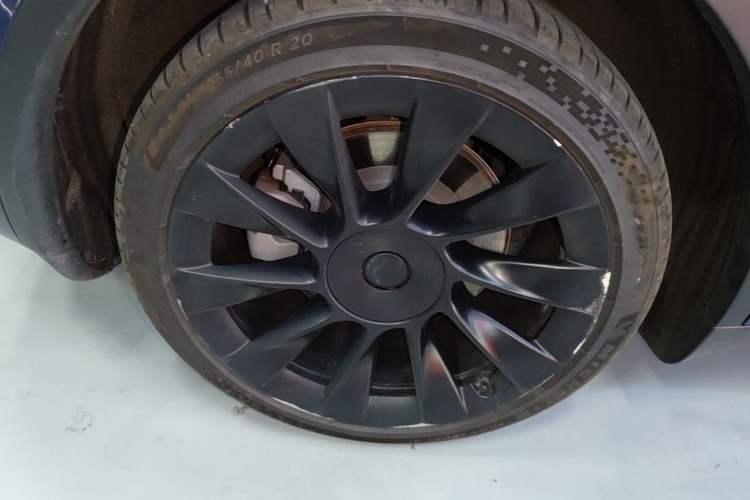 Used Tesla Model Y 2021 Long-Range All-Wheel-Drive Version Right Rear Wheel Hub