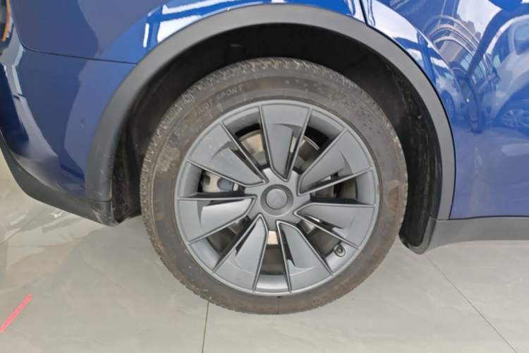 Used Tesla Model Y 2021 Standard Range Rear-Wheel Drive Version Right Rear Wheel Hub