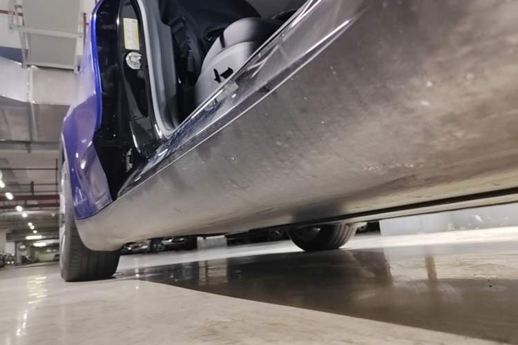 Used Tesla Model Y 2021 Long-Range All-Wheel-Drive Version 3D7 Right Side Sill