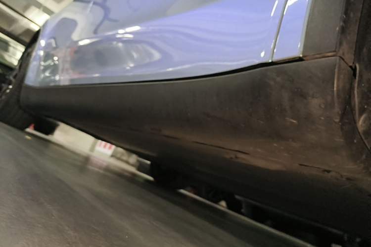 Used Tesla Model Y 2021 Long-Range All-Wheel-Drive Version Right Side Sill