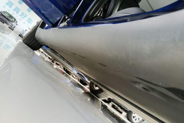 Used Tesla Model Y 2021 Long-Range All-Wheel-Drive Version 3D7 Right Side Sill