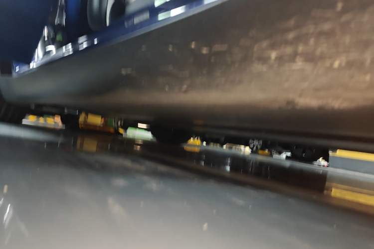 Used Tesla Model Y 2021 Long-Range All-Wheel-Drive Version 3D7 Right Side Sill