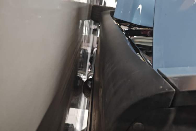Used Tesla Model Y 2021 Long-Range All-Wheel-Drive Version 3D7 Right Side Sill