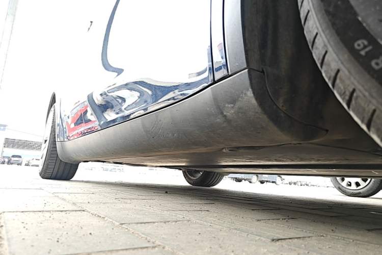 Used Tesla Model Y 2021 Long-Range All-Wheel-Drive Version Right Side Sill