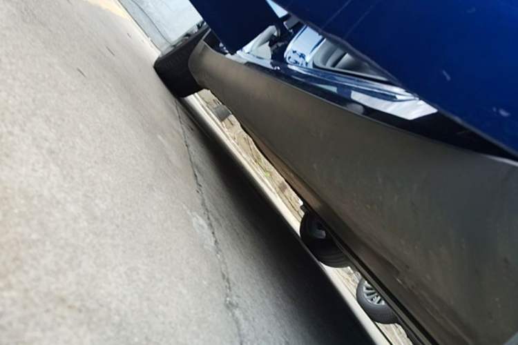 Used Tesla Model Y 2021 Long-Range All-Wheel-Drive Version 3D7 Right Side Sill