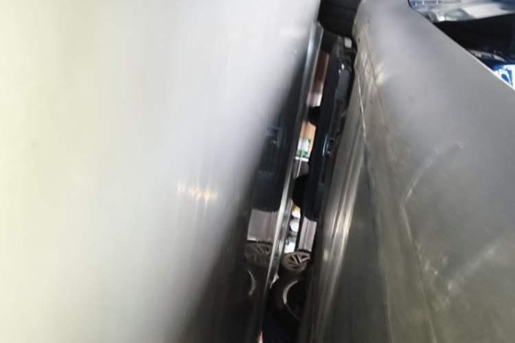 Used Tesla Model Y 2021 Long-Range All-Wheel-Drive Version 3D7 Right Side Sill