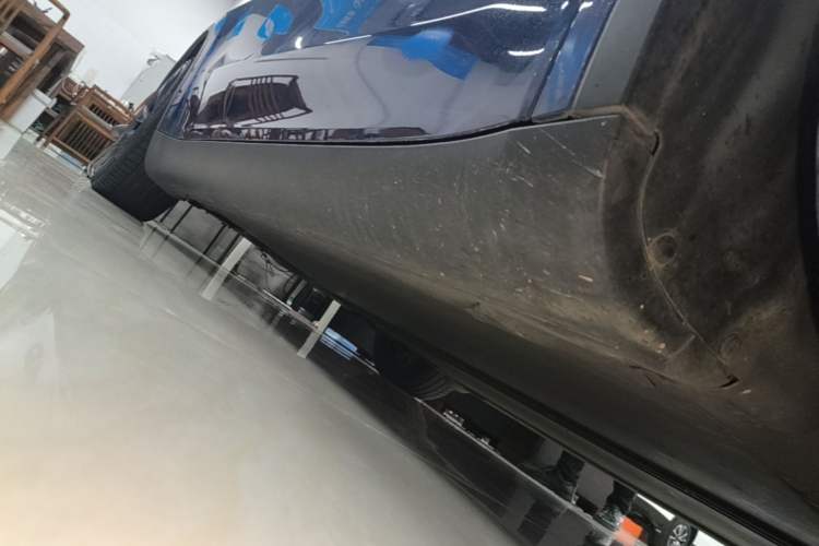 Used Tesla Model Y 2021 Long-Range All-Wheel-Drive Version 3D7 Right Side Sill