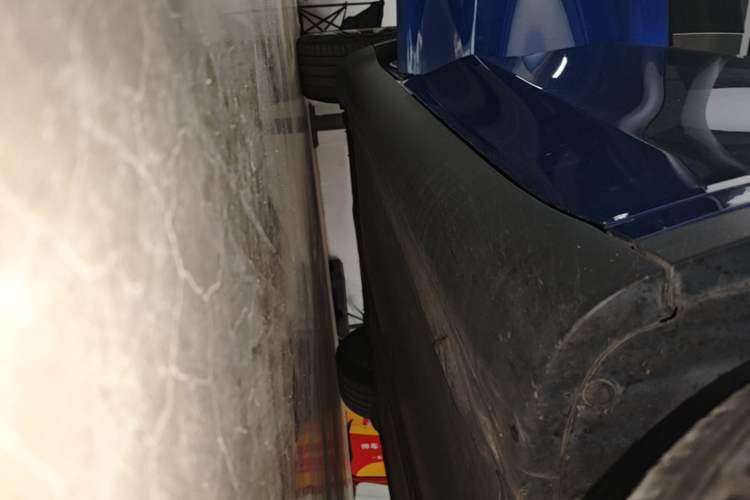Used Tesla Model Y 2021 Long-Range All-Wheel-Drive Version 3D7 Right Side Sill