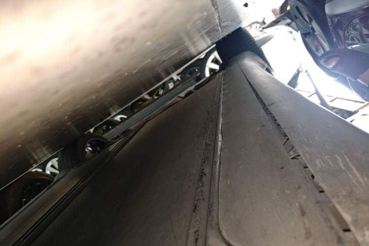 Used Tesla Model Y 2021 Long-Range All-Wheel-Drive Version 3D7 Right Side Sill