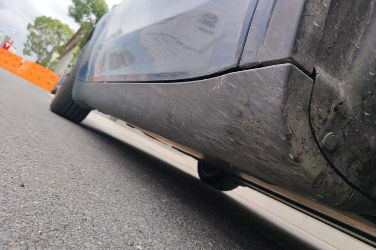 Used Tesla Model Y 2021 Long-Range All-Wheel-Drive Version 3D7 Right Side Sill