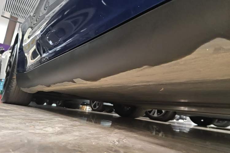 Used Tesla Model Y 2021 Long-Range All-Wheel-Drive Version Right Side Sill