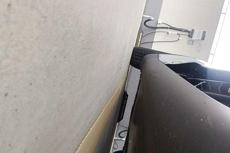 Used Tesla Model Y 2021 Standard Range Rear-Wheel Drive Version Right Side Sill