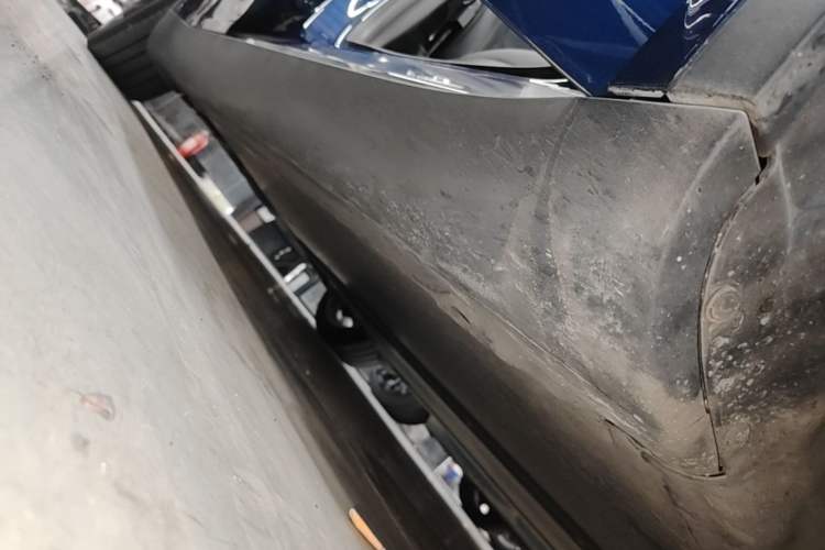 Used Tesla Model Y 2021 Long-Range All-Wheel-Drive Version 3D7 Right Side Sill