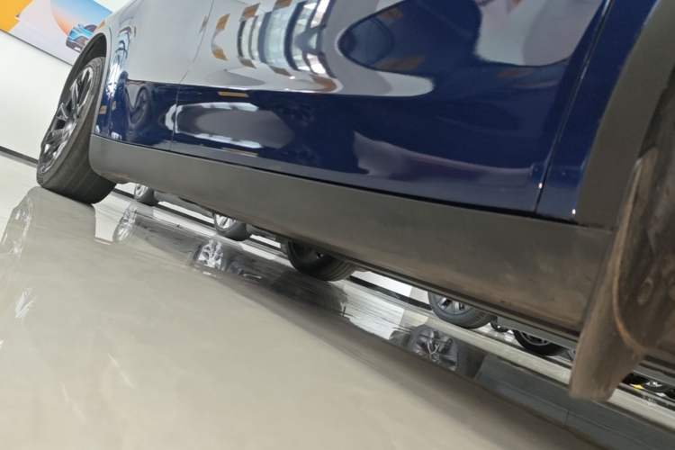 Used Tesla Model Y 2021 Long-Range All-Wheel-Drive Version 3D7 Right Side Sill