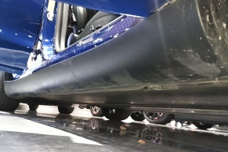 Used Tesla Model Y 2021 Long-Range All-Wheel-Drive Version Right Side Sill