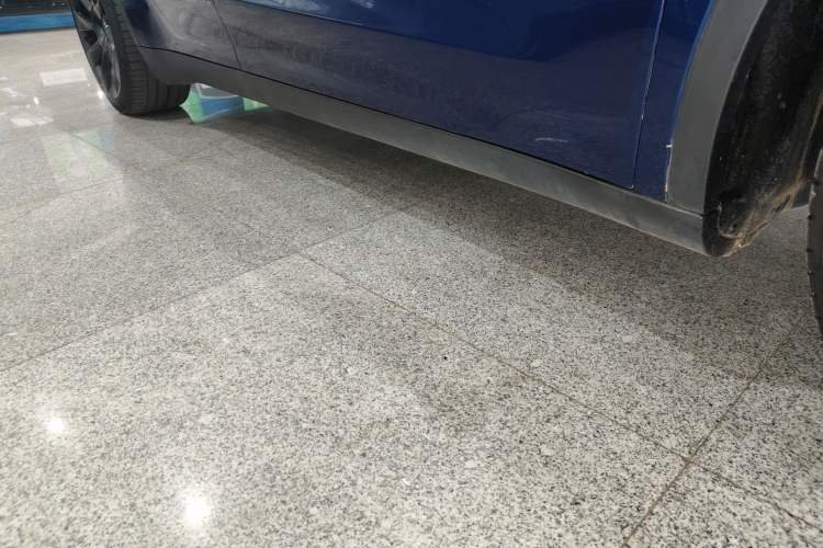 Used Tesla Model Y 2021 Long-Range All-Wheel-Drive Version 3D7 Right Side Sill