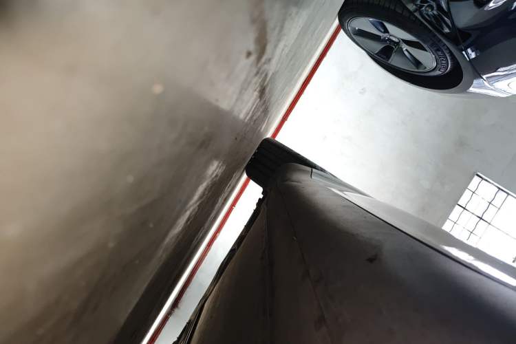 Used Tesla Model Y 2021 Long-Range All-Wheel-Drive Version 3D7 Right Side Sill