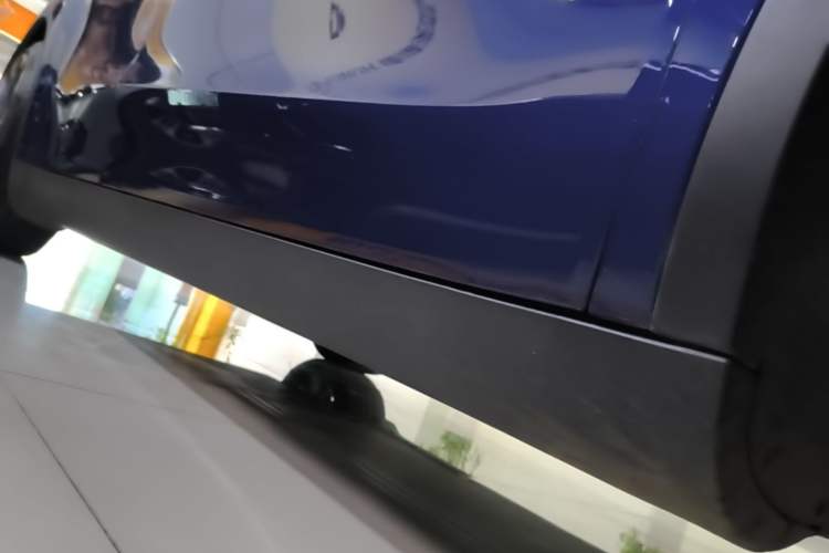Used Tesla Model Y 2021 Performance High-Performance All-Wheel-Drive Version Right Side Sill