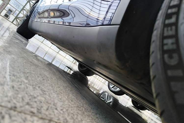 Used Tesla Model Y 2021 Long-Range All-Wheel-Drive Version 3D7 Right Side Sill