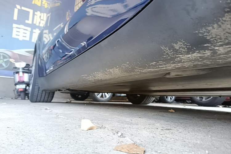 Used Tesla Model Y 2021 Standard Range Rear-Wheel Drive Version Right Side Sill
