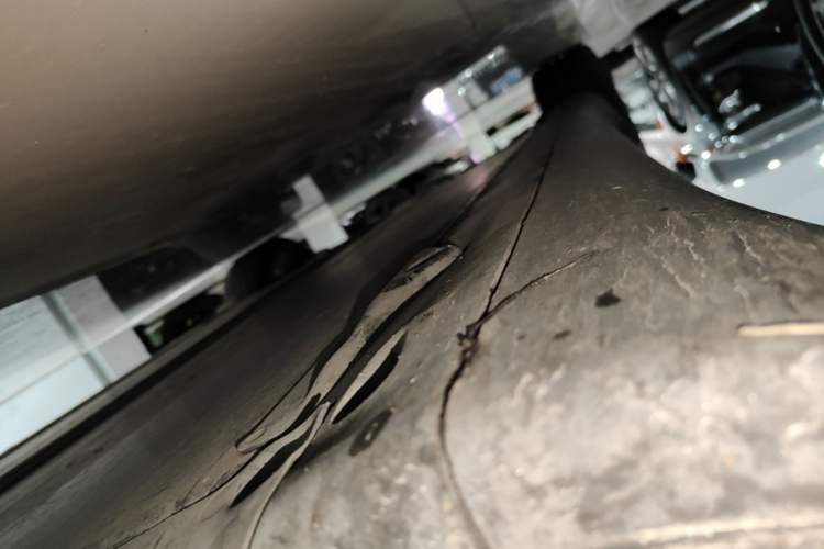Used Tesla Model Y 2021 Long-Range All-Wheel-Drive Version 3D7 Right Side Sill