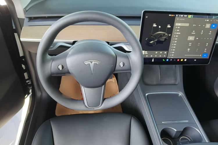 Used Tesla Model Y 2021 Long-Range All-Wheel-Drive Version Steering Wheel