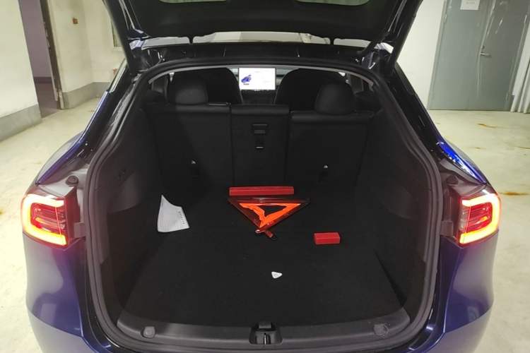 Used Tesla Model Y 2021 Long-Range All-Wheel-Drive Version 3D7 Trunk