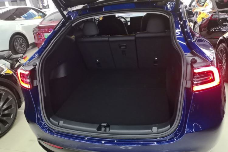 Used Tesla Model Y 2021 Standard Range Rear-Wheel Drive Version Trunk