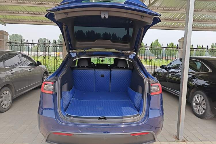 Used Tesla Model Y 2021 Long-Range All-Wheel-Drive Version Trunk