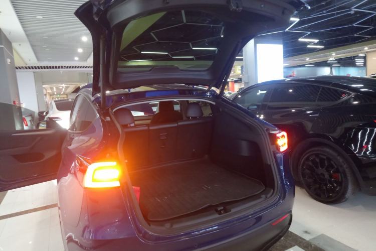 Used Tesla Model Y 2021 Standard Range Rear-Wheel Drive Version Trunk