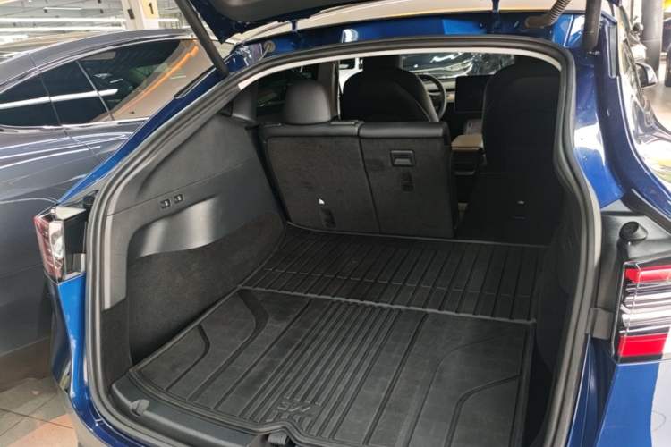 Used Tesla Model Y 2021 Long-Range All-Wheel-Drive Version 3D7 Trunk