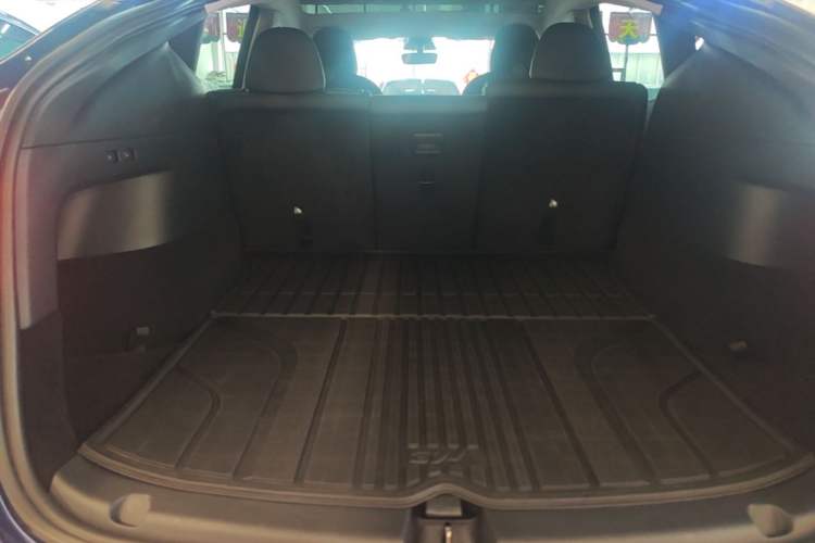 Used Tesla Model Y 2021 Long-Range All-Wheel-Drive Version Trunk