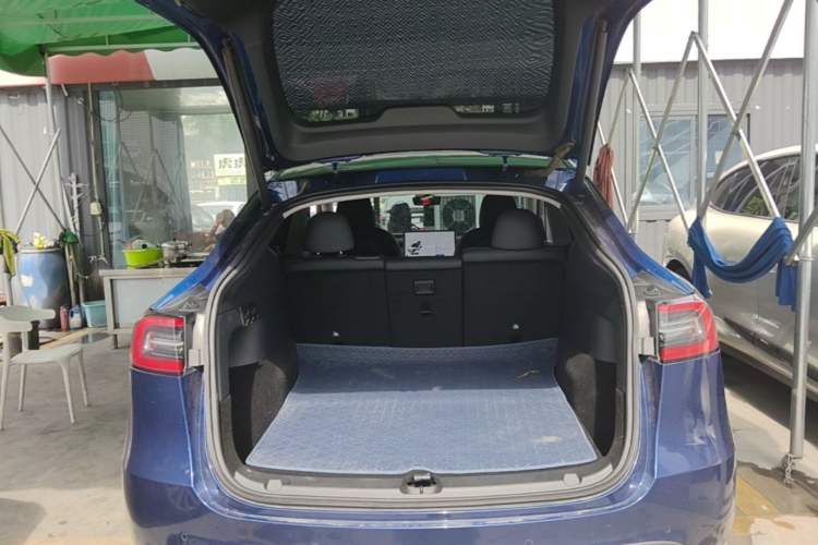 Used Tesla Model Y 2021 Long-Range All-Wheel-Drive Version Trunk