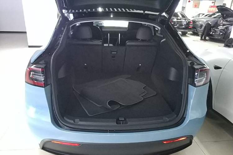 Used Tesla Model Y 2021 Standard Range Rear-Wheel Drive Version Trunk