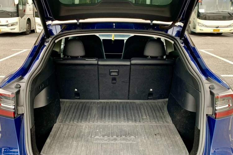 Used Tesla Model Y 2021 Long-Range All-Wheel-Drive Version Trunk